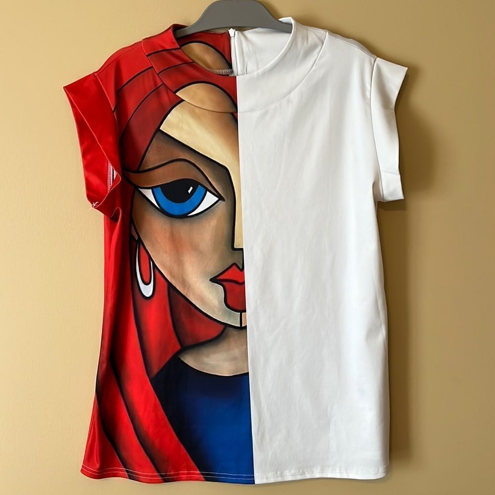 WEARABLE ART. unique graphic on a stunning top. Size large.